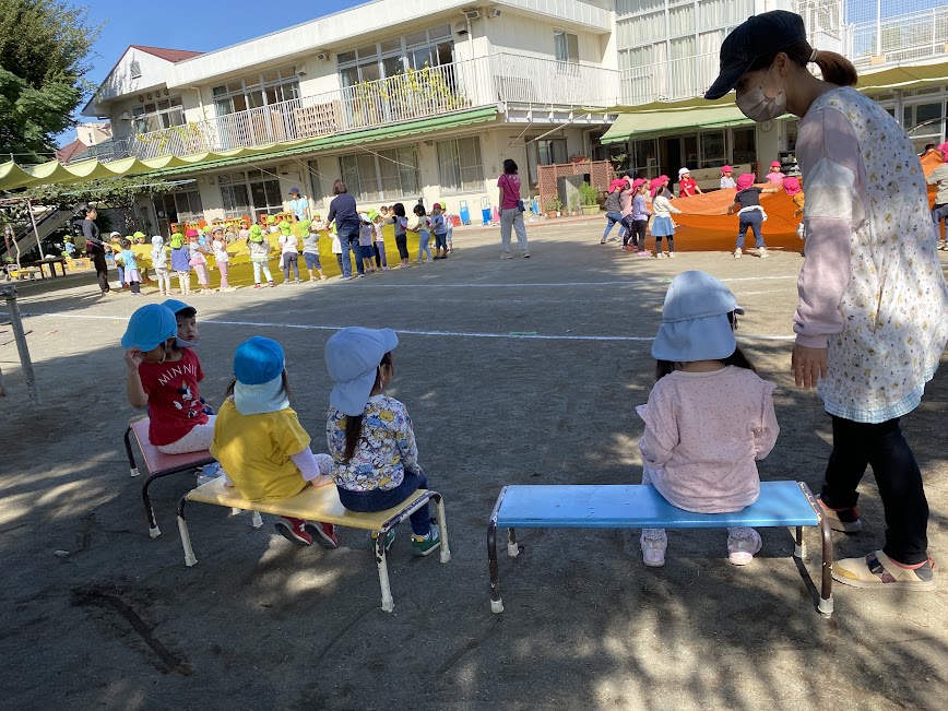 ひなぎく幼稚園にお散歩に行きました。大きいお友だちがパラバルーンを見せてくださり、素敵でした！