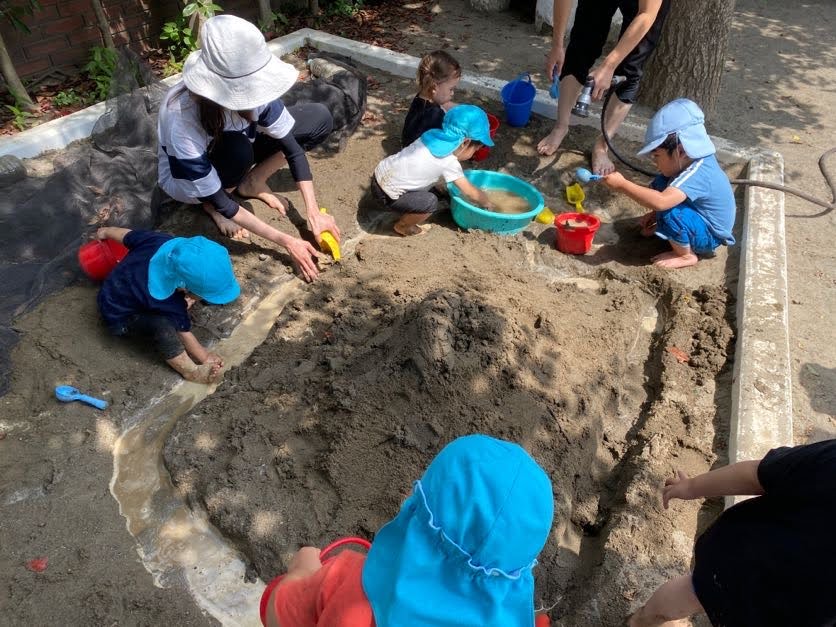 今年もどろんこ遊びの季節です。バケツで上手にお水を運んで川ができると、くるくると川を伝って歩いていました。