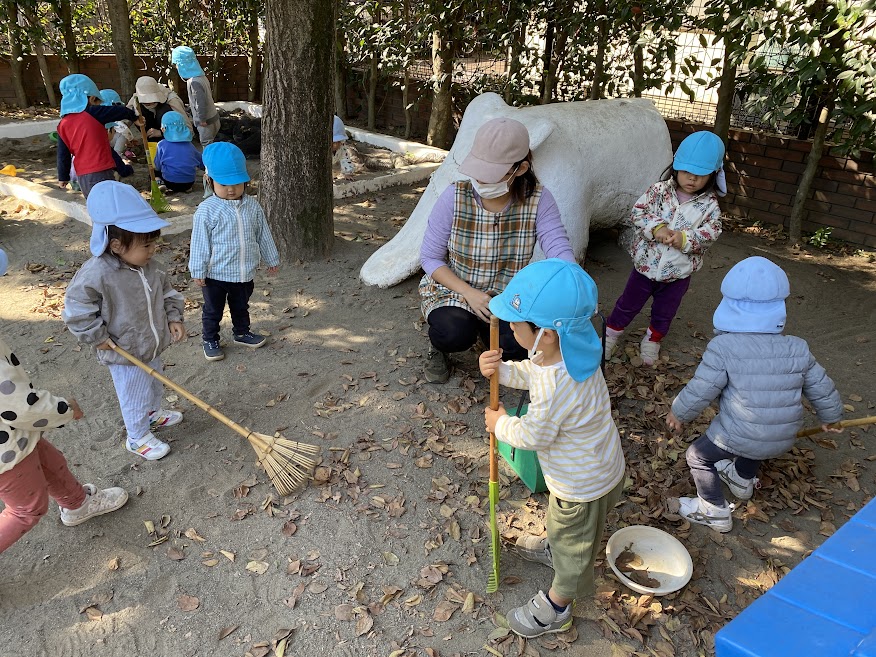 園庭の梅の木の葉が散ってきました。