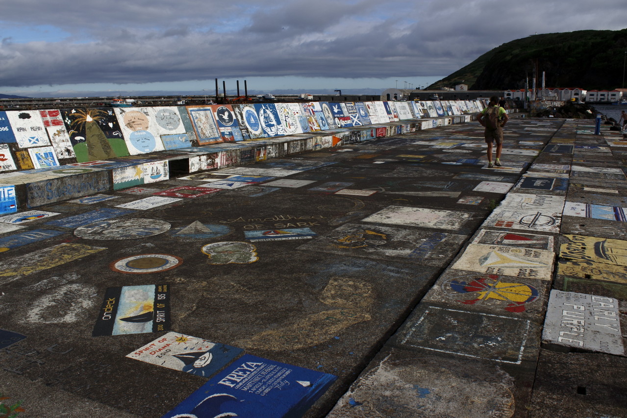 Décorations de la digue du port d'Horta - Eté 2013 © Florian Bernier