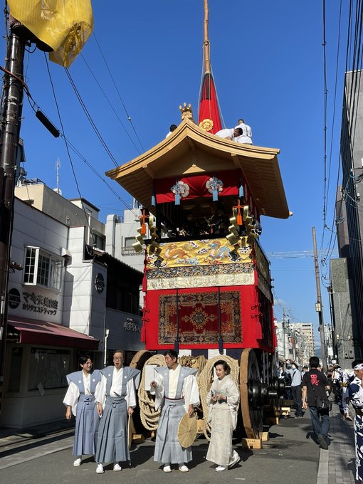 鷹山から山鉾が巡行出発します。写真 左からお2人目がちおん舎の西村吉右衛門さん。