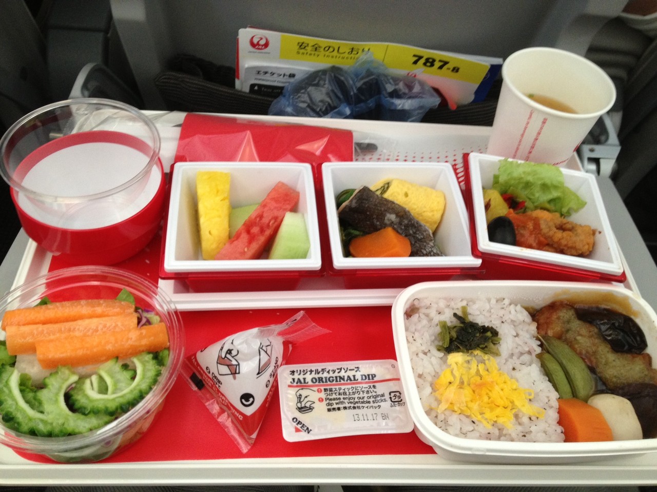 JALの機内食。ここ最近のフライトの中ではピカイチ！思わず写真に残してしまいました。