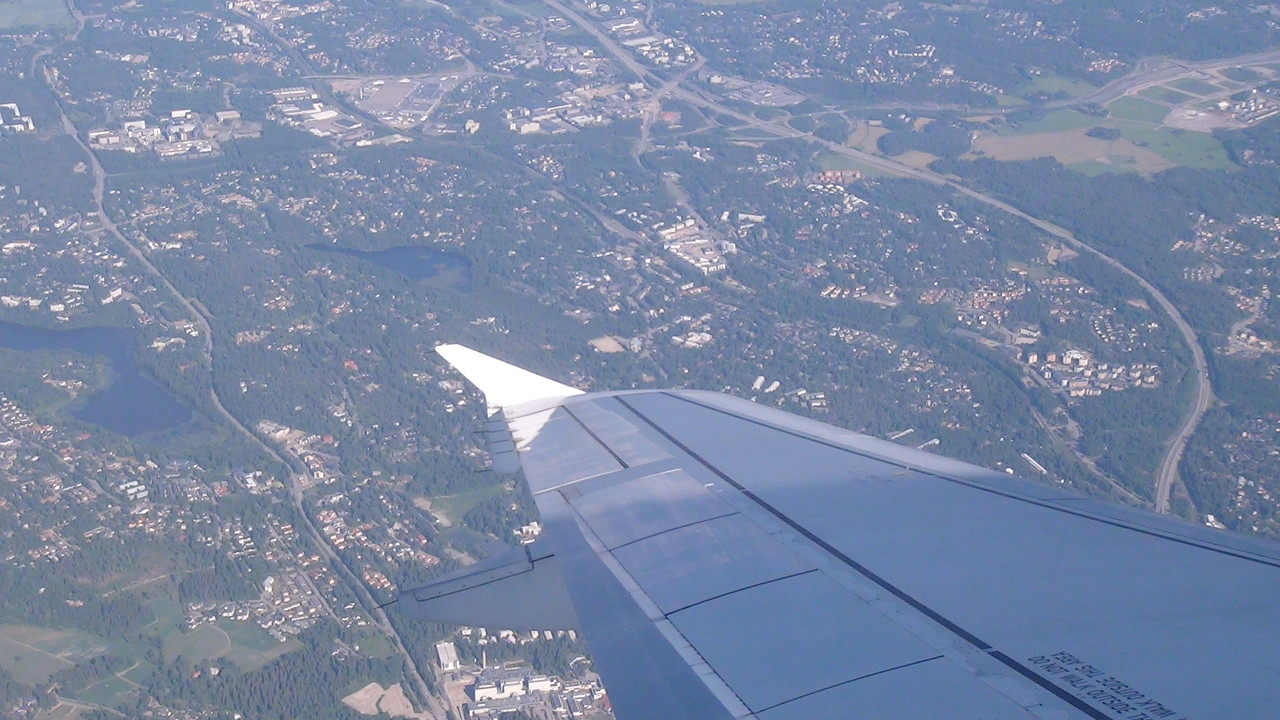 機内からフィンランドの首都ヘルシンキを眺める。