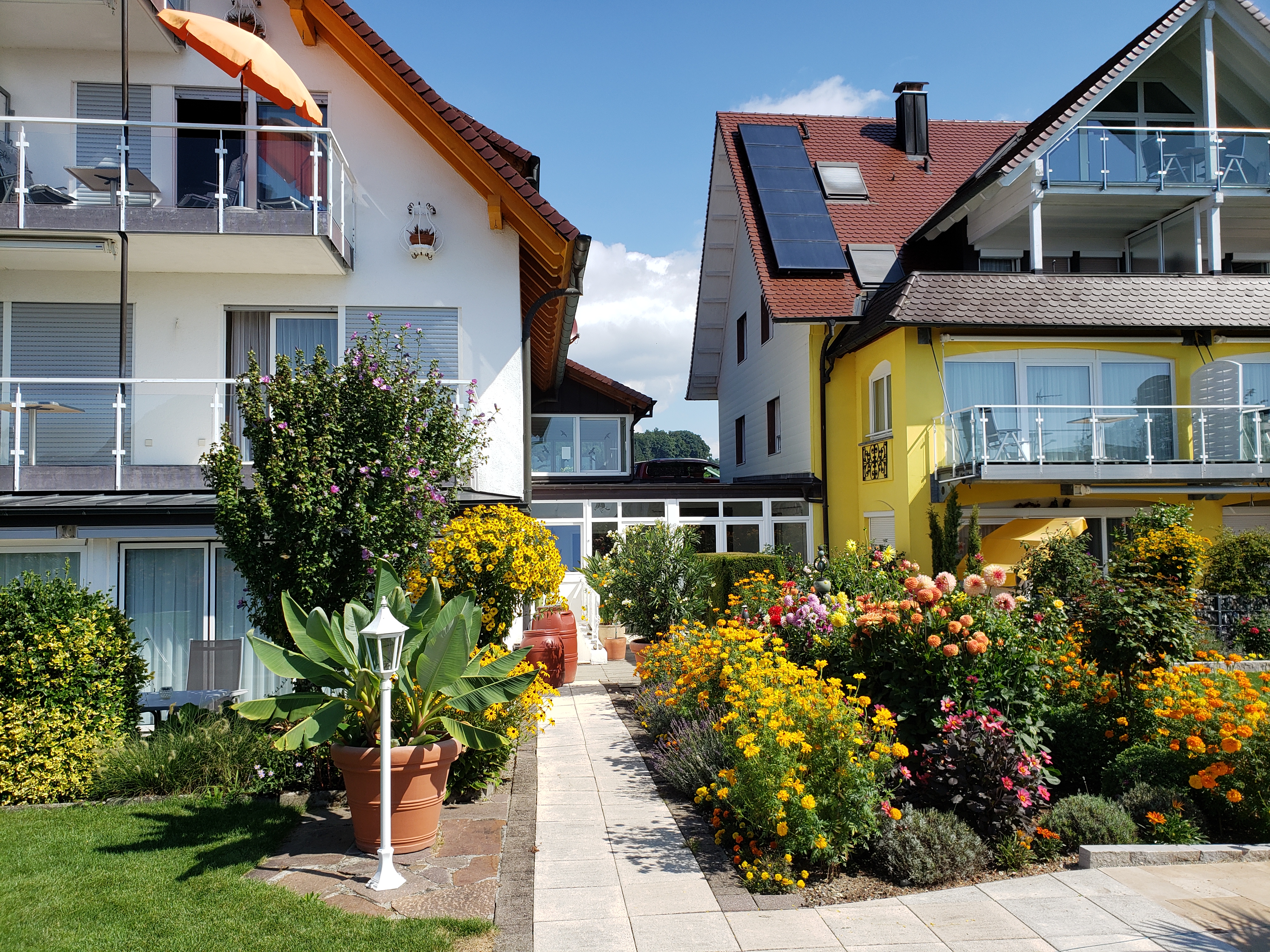 "Garten mit blühenden Blumen vom Haus Annette und Haus Melanie in Hagnau"