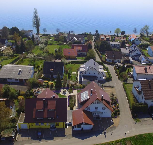 "Luftaufnahme der Ferienwohnungen vom Haus Annette und Haus Melanie am Höhenweg in Hagnau am Bodensee"