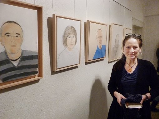 Chantal Coutu  stellt unter dem Titel "Schätzte Augenblicke" im Rathaus in Göllsdorf Porträts aus. Foto: Derix-Kessler