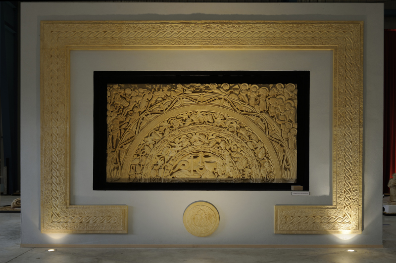 Tympan de l'Eucharistie - L. 280 cm x H. 150 cm x Épais. 8 cm