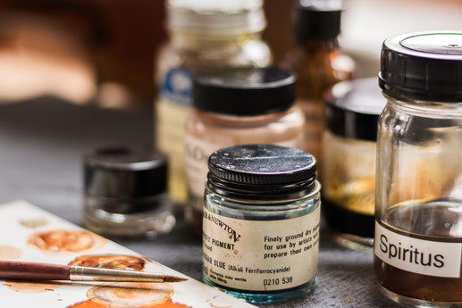 Pigments and other materials used for retouching varnishes