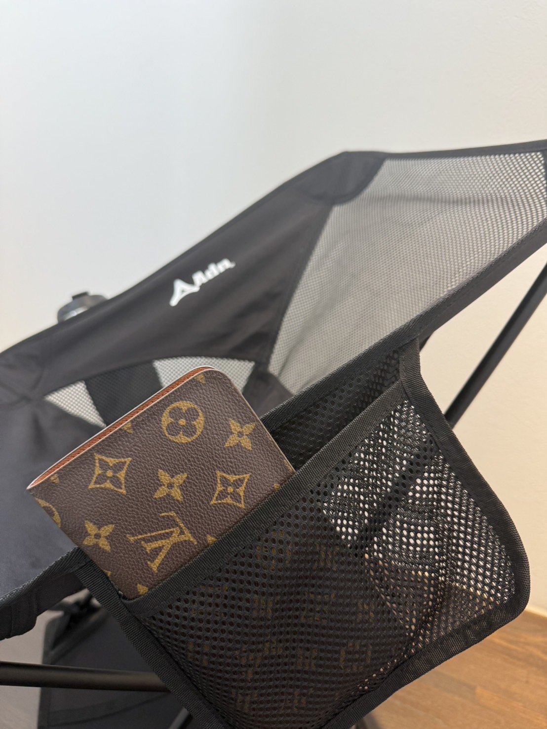 フロント、サイドにポケット付き