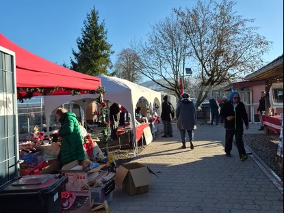 Adventsbasar auf dem Hof