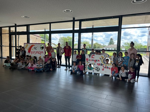 Torwand-Übergabe zwischen Kindern der Grundschule und Torsten Schöck, OK-Mitglied und Gemeinderat