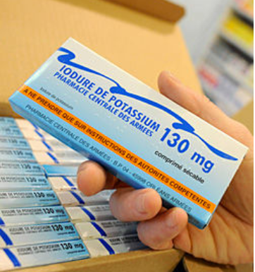 Boîte de comprimés d'iodure de potassium destiné à saturer la thyroïde en cas de risque d'exposition à de l'iode radioactif (Dose pour adulte : 130 mg par comprimé)