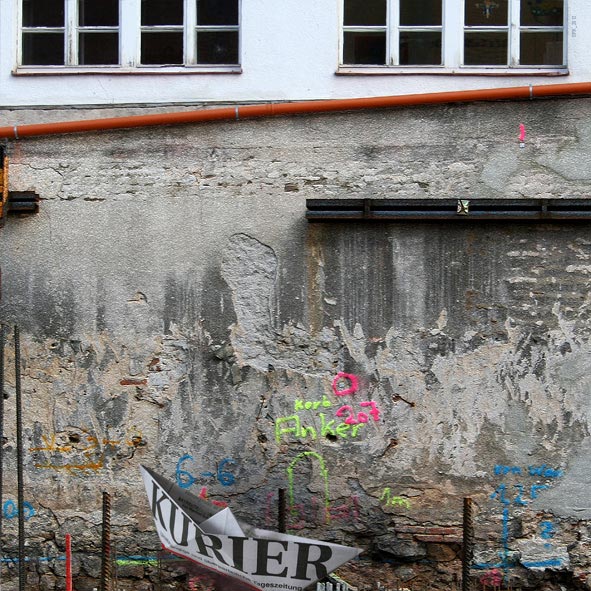 „Der Sache auf den Grund gehen.“ Grube für noch mehr Lesestoff! Baustelle Buchhandlung Hugendubel