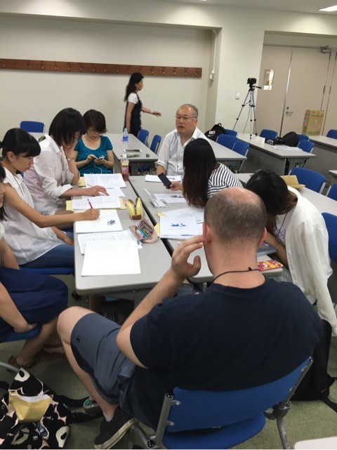 17日スピーチやプレゼンテーションのためのドラフト(下書き)作り。ネイティブ(写真手前の男性)に英文をチェックしてもらい、講師の今井先生に発音のコツ、矯正をしてもらいました。