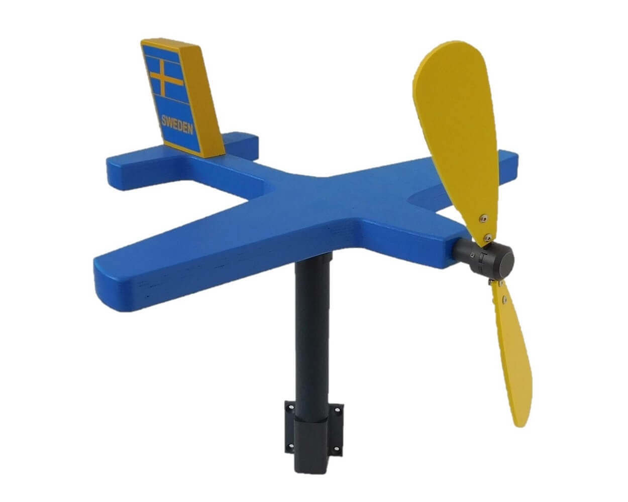 Flugzeug Windspiel / Windrad mit blauem Rumpf und gelbem Propeller. Am Leitwerk erkennt man die schwedische Fahne mit dem Schriftzug Sweden.