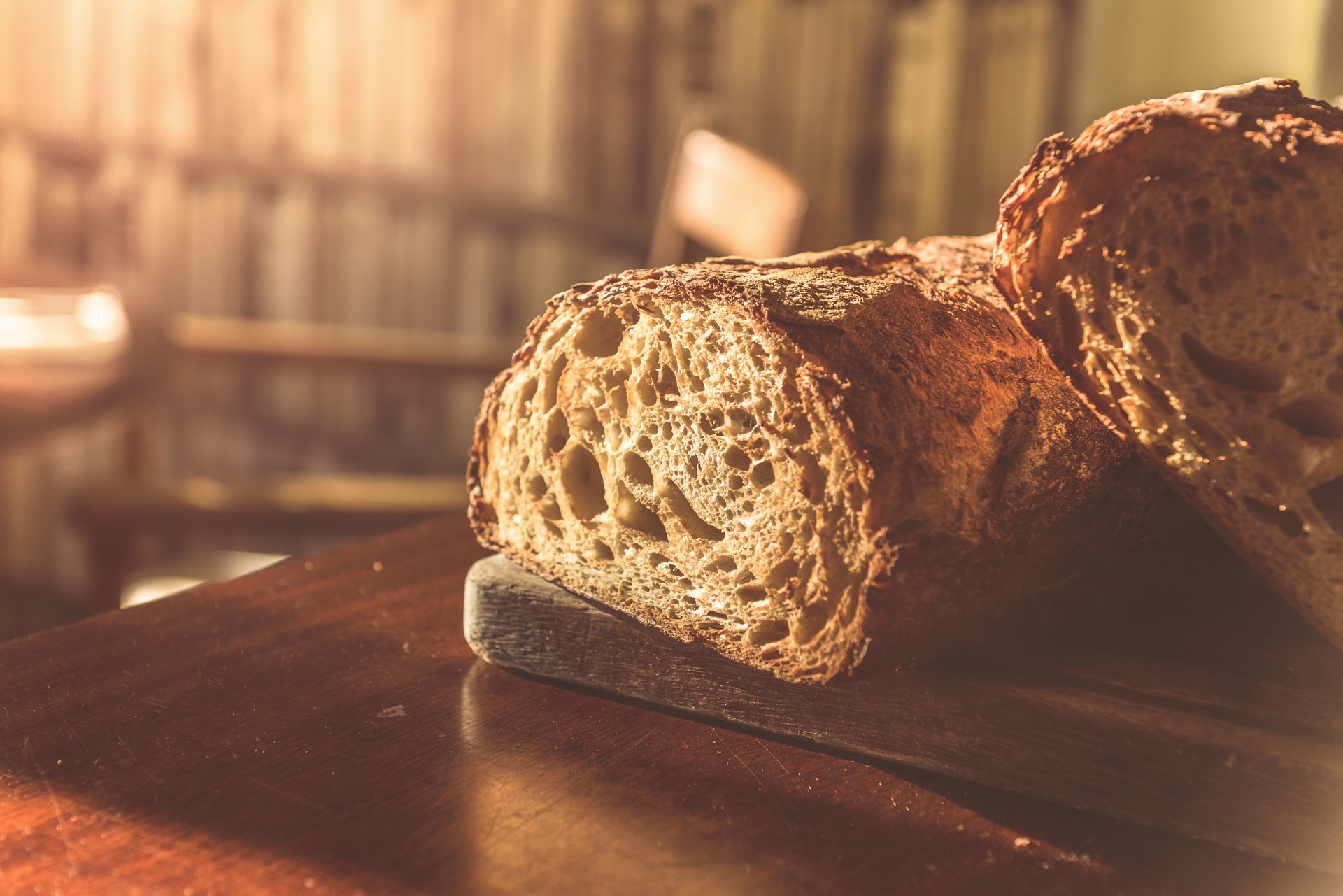 Bauernbrot, Wildsalat, Schinkenspeck mit schwarzen Nüssen & Käse