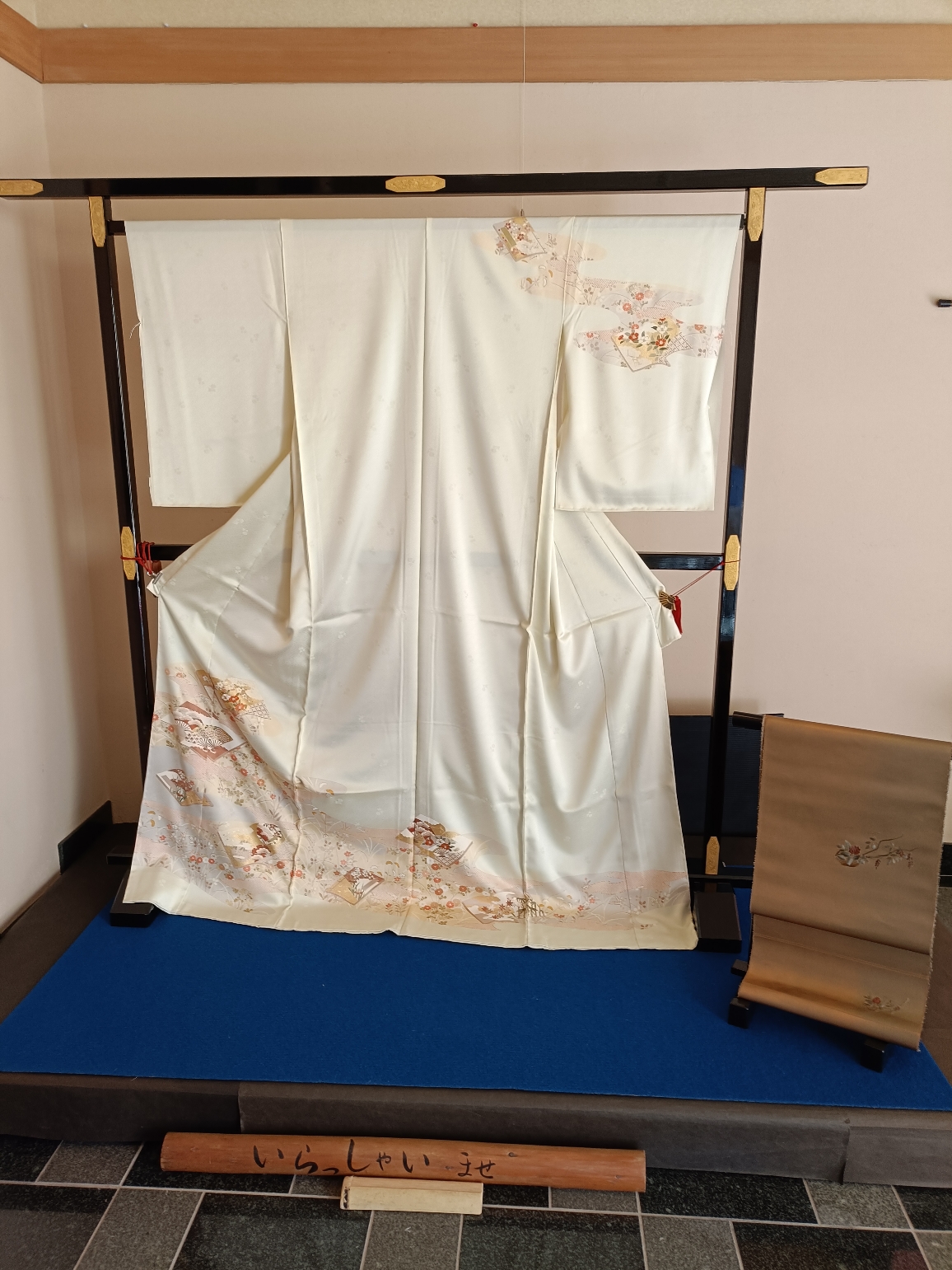 いわ色の久保耕の京友禅訪問着　と　箔使いの刺繍袋帯