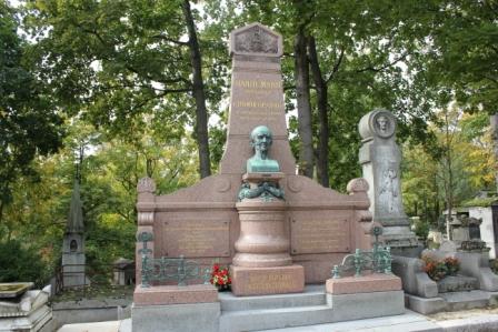 Auf dem Friedhof Pére Lachaise in Paris wurden viele Prominente begraben, auch Samuel Hahnemann, der Begründer der Homöopathie.