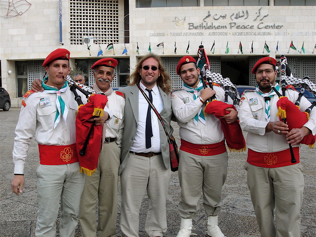 il segretario del SISA con le cornamuse palestinesi