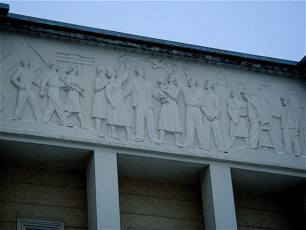 frontone di una casa della  Marx allee