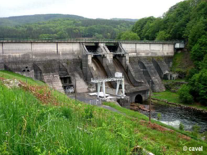 Dans la région, à propos de La Raviège, on dit toujours communément "lac", mais il s'agit en fait d'un barrage. Celui-ci a été construit entre 1954 et 1957 afin de développer la production hydroélectrique, et de réguler le cours de l'Agout... La concessio
