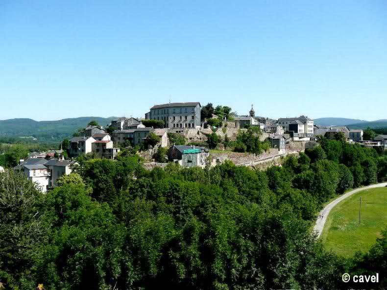 Passée l'extrémité du barrage, on atteint le village de La Salvetat sur Agout, dont les maisons occupent un promontoire rocheux dominant une courbe de la rivière. Créée au Moyen-Age, halte sur les Chemins de Compostelle (voie d'Arles) cette localité est d