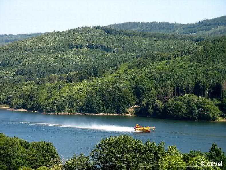 De par sa configuration allongée, le lac de La Raviège sert en cas de nécessité aux avions bombardiers d'eau, comme ce fut le cas en août 2006 pour combattre un feu de forêt sur les contreforts audois de la Montagne Noire. Les canadairs y puisent alors pl