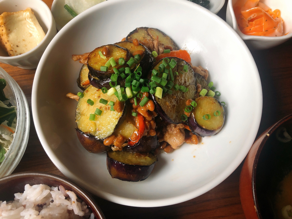今週のべじランチは 茄子と納豆の生姜焼き です 和かふぇ べじ家