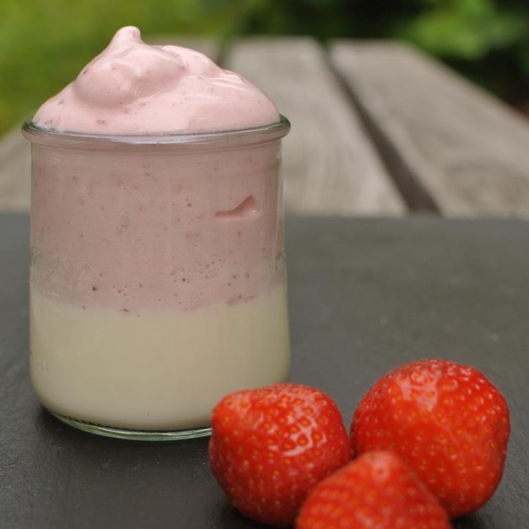 Erdbeer Milchshake à la Dalgona - auch mit anderen Früchten