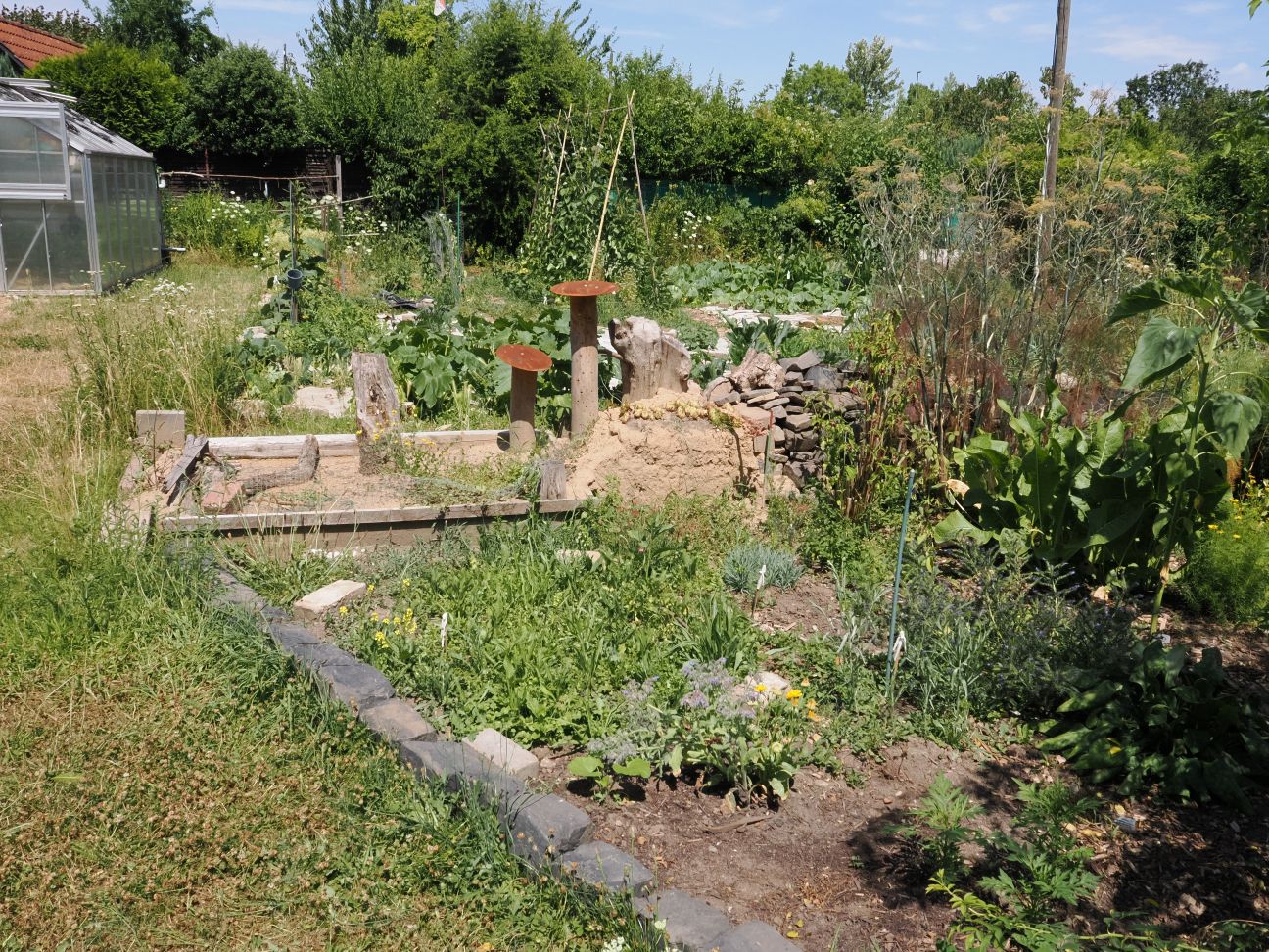 Nisthilfen im Vitalisgarten Foto:Frank Hartfeld