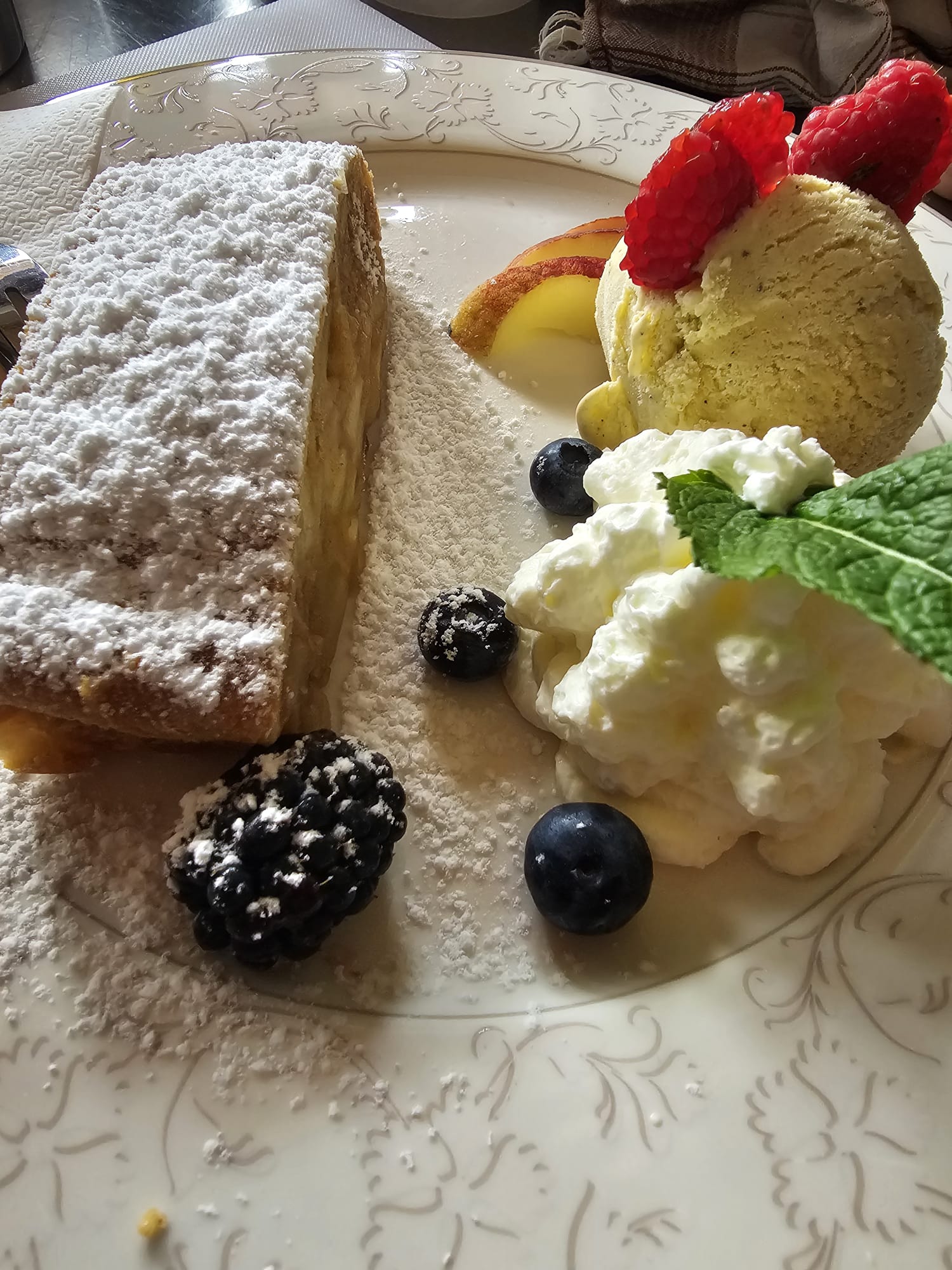 Apfelstrudel mit Früchten und Eis