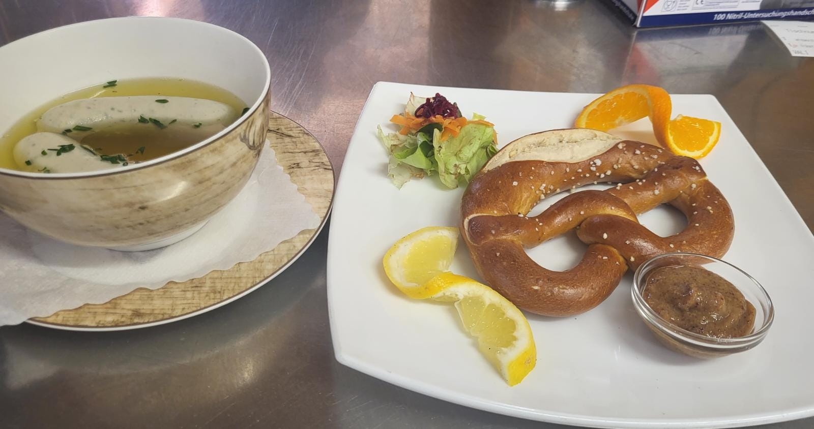 Weißwürste mit Brezel und mit süßem Senf