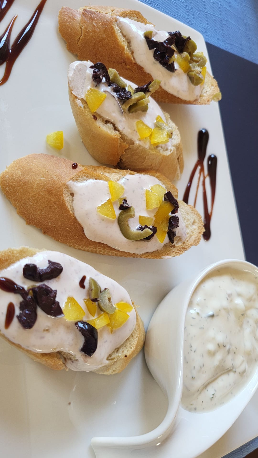 Feta-Crostini mit Zaziki