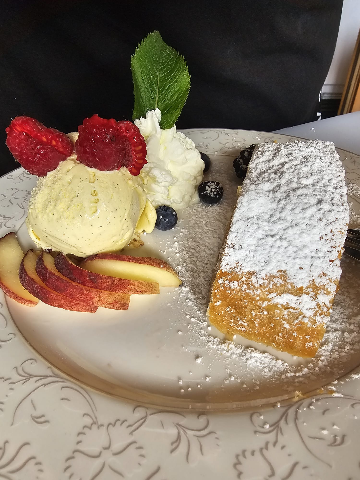 Apfelstrudel mit Früchten und Eis