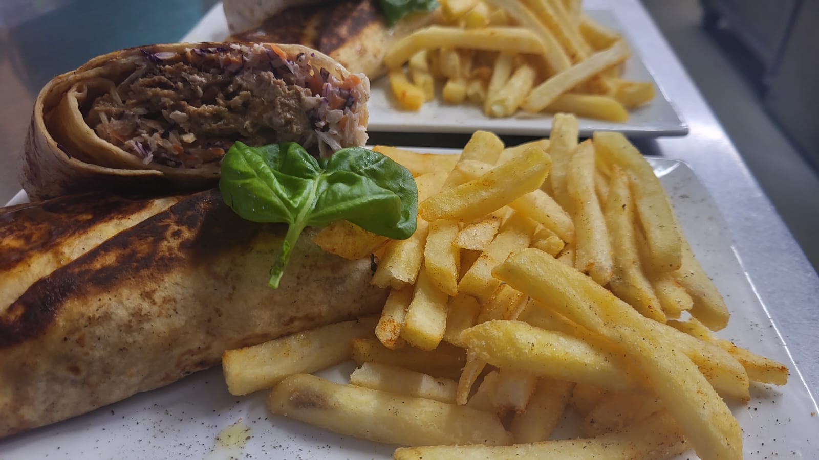 Pulled Pork Wrap mit Pommes