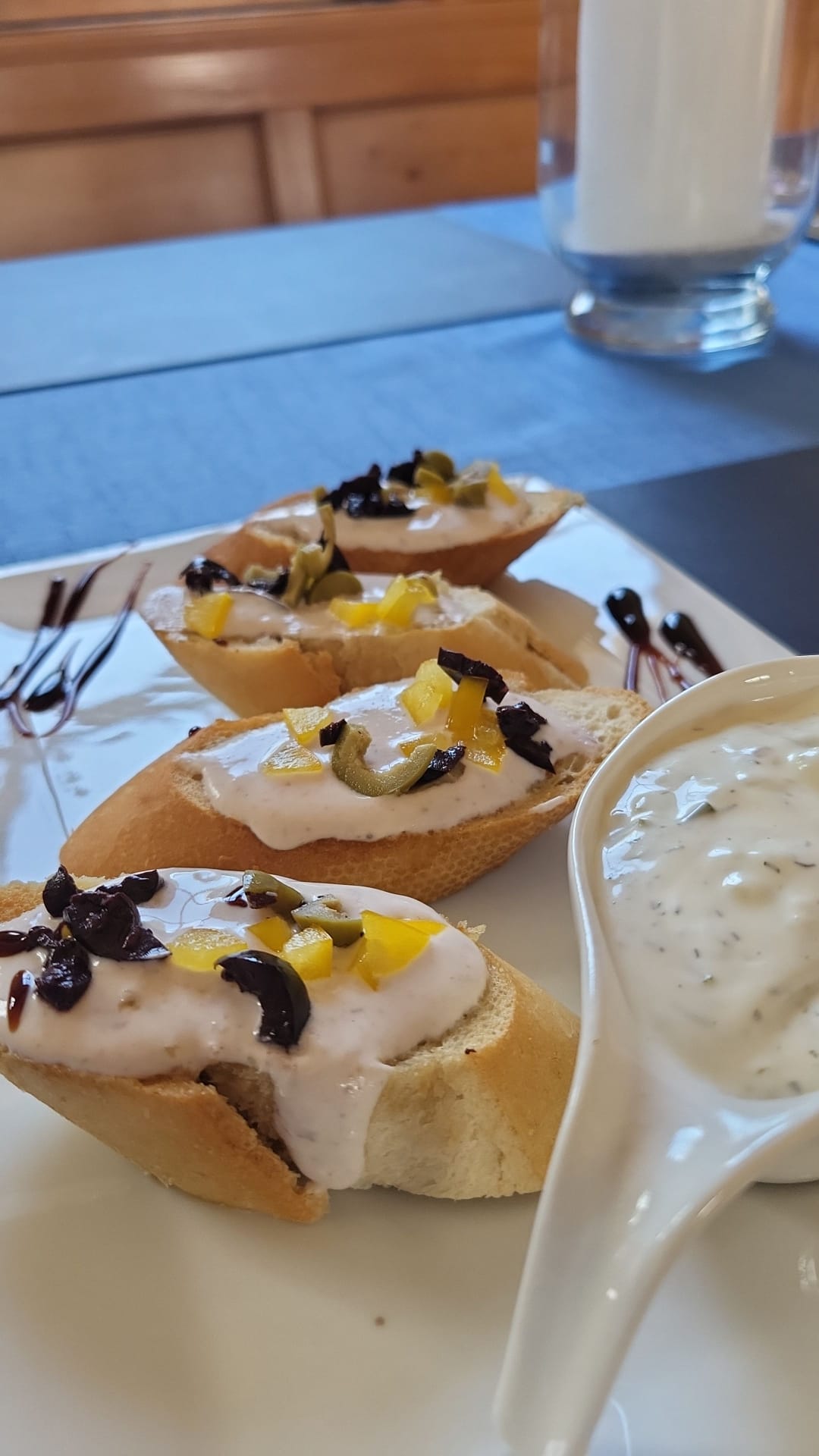 Feta-Crostini mit Zaziki