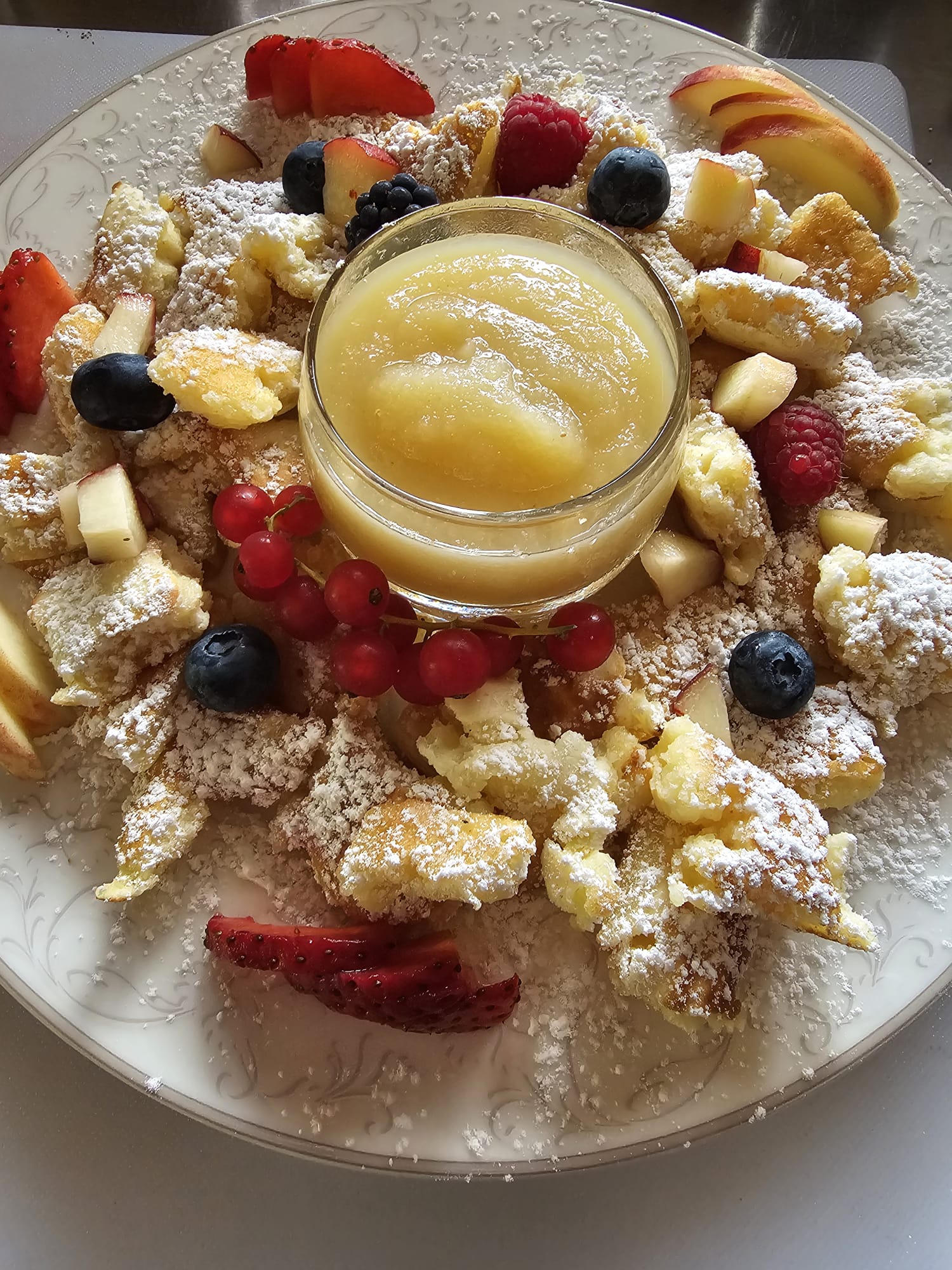 Kaiserschmarrn mit Früchten und Apfelmus