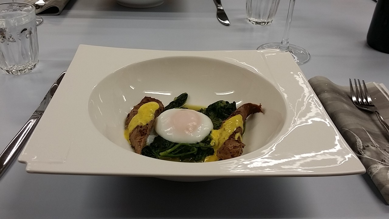 Pochiertes Ei auf Blattspinat mit Lammfilet und Safran/Senfsauce ...