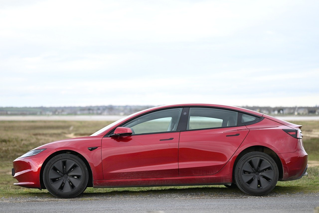 ein Tesla im Wächtermodus - auch wenn nicht aufgezeichnet wird - verstößt ohne Erfüllung der Informationspflichten iSd Art 13 DSGVO gegen die DSGVO