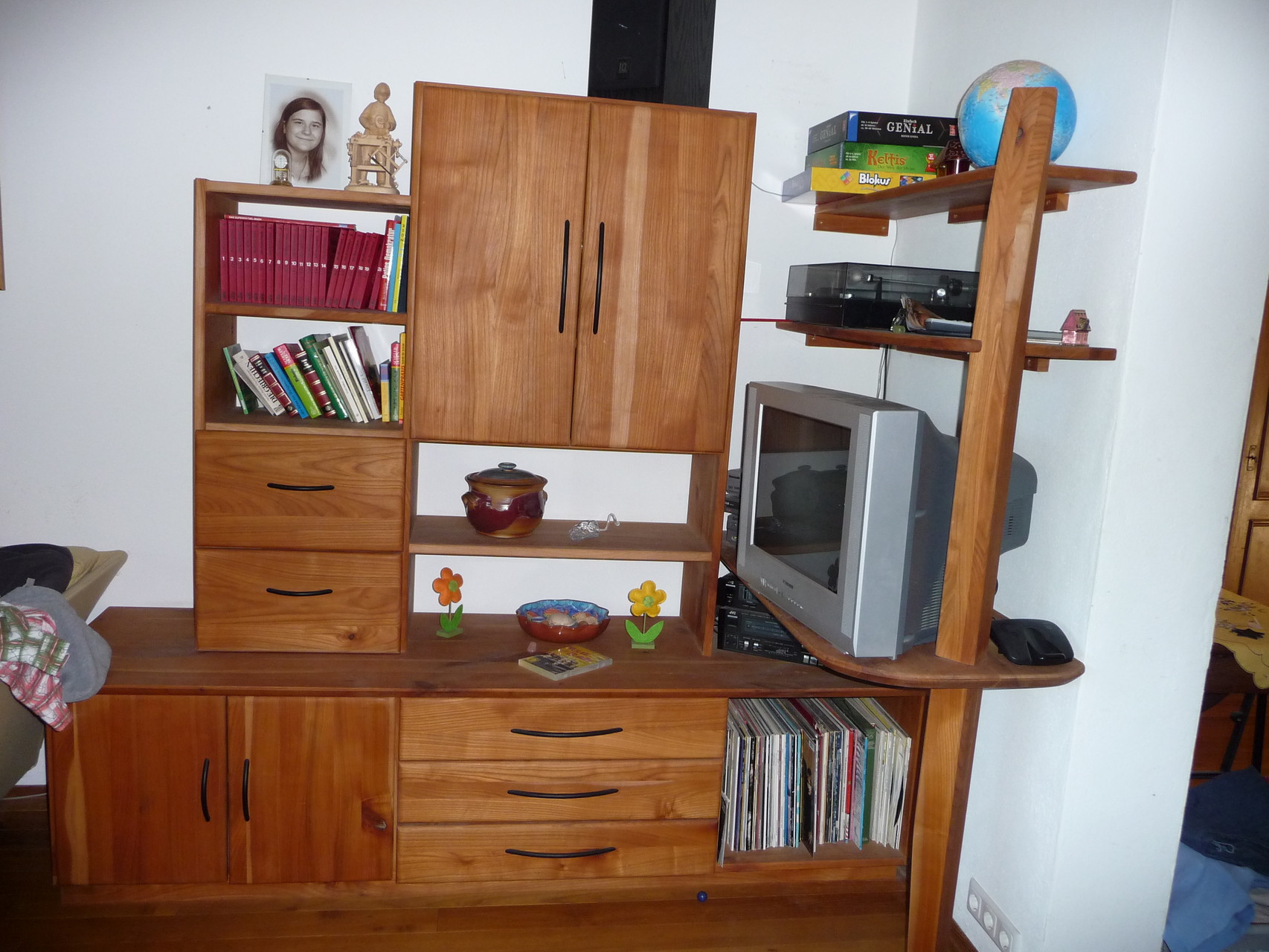 Wohnzimmerschrank Kirsche - Minimalistisches und modernes Wohnzimmer