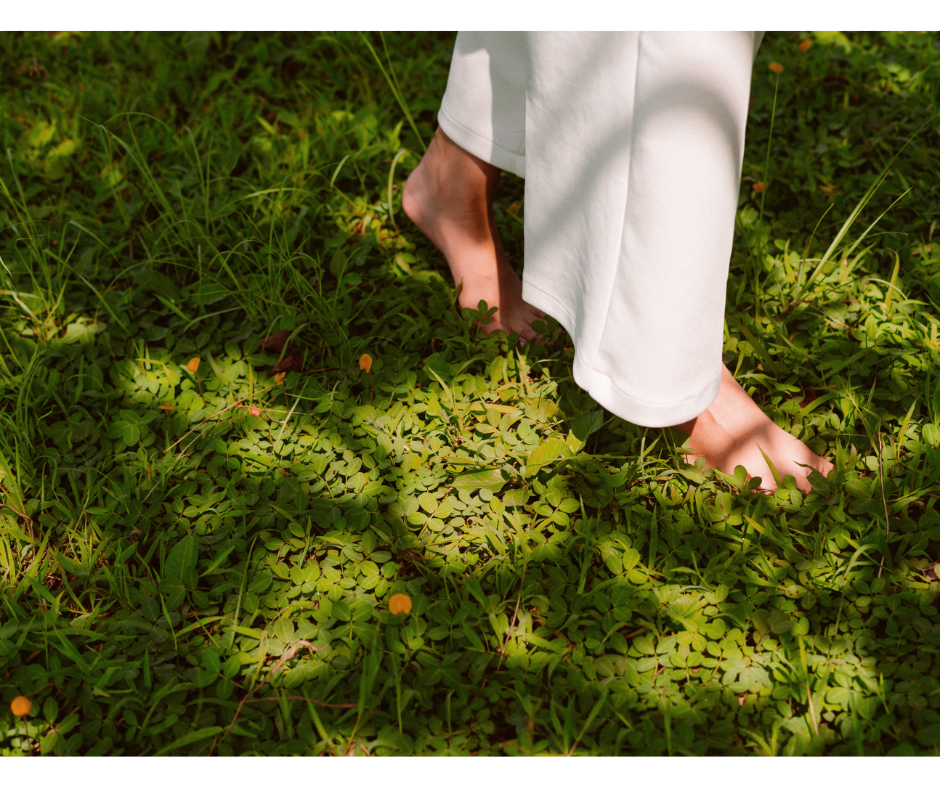 Marcher pieds nus : rééquilibrer le corps  et enjouer l'âme