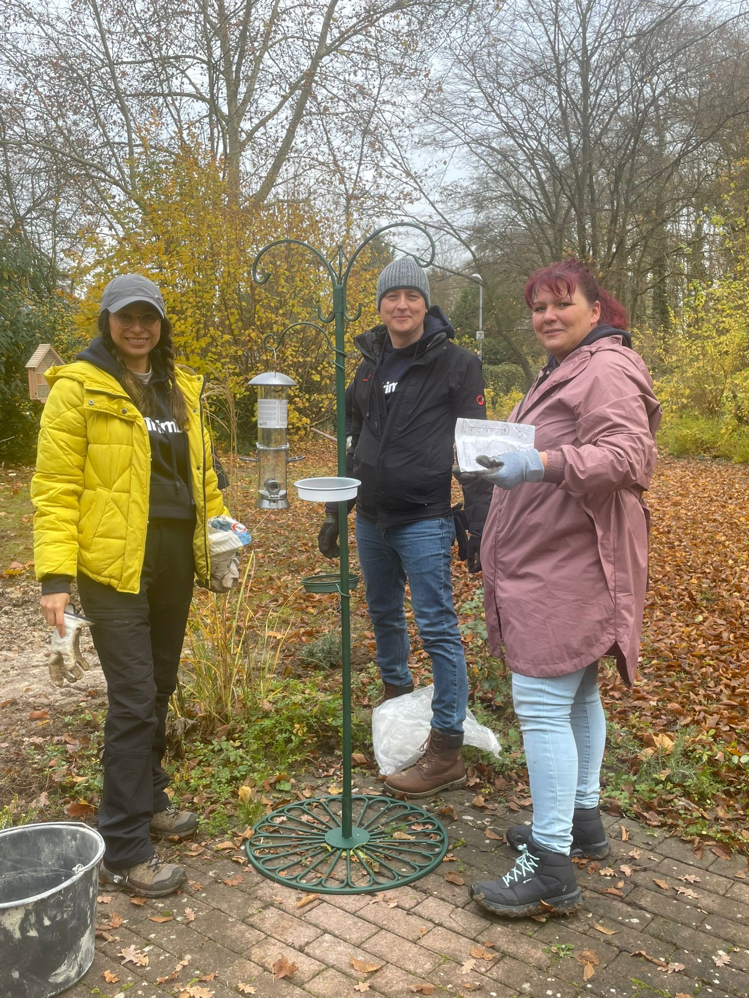 Ein Ständer für Vogelfutter wird zusammengebaut und aufgestellt