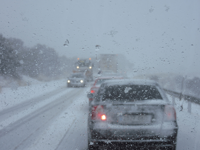 Schneetreiben einschneien Auto im Schnee 