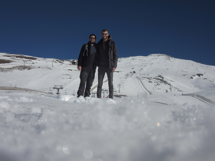 Nach 40 Minuten Bus- und Seilbahnfahrt steht man plötzlich bei -1°C in einem Skigebiet auf über 3000 m 