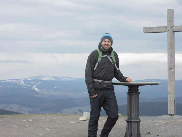 Angekommen auf dem 1414 Meter hohem Gipfel des Belchen. Im Hintergrund ist der Feldberg zu sehen (höchster Berg des Schwarzwaldes) auf den ich letztes Jahr gewandert bin