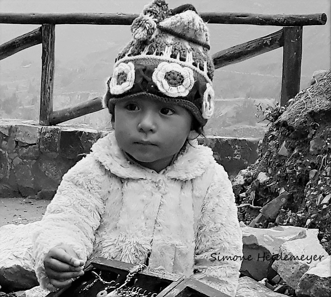 Die Tochter des Souvenirverkäufers am Canyon de Colca, Peru