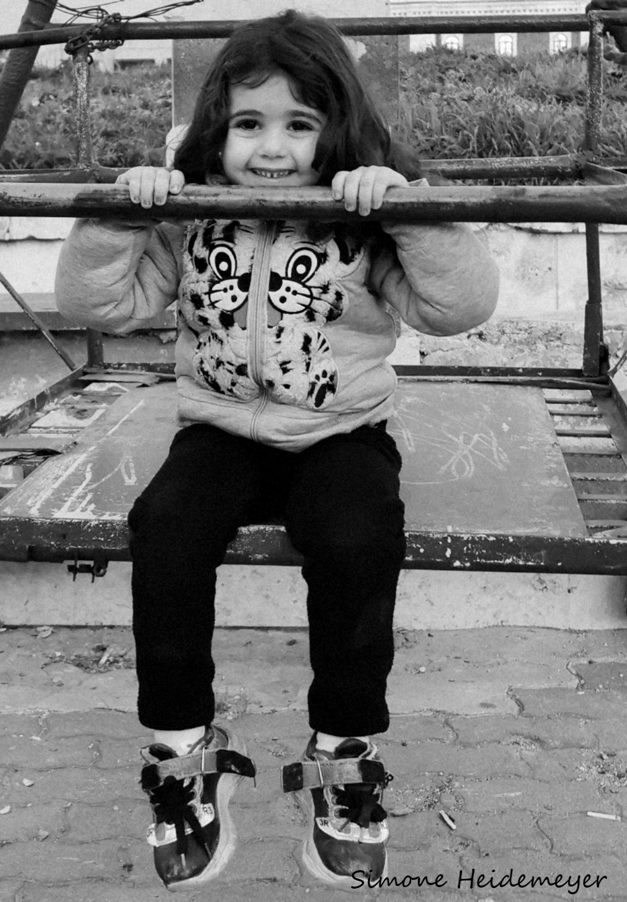 Das Mädchen auf der Schaukel in Homs, Syrien