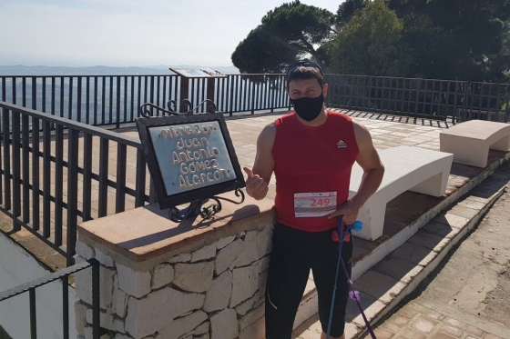 Imagen de uno de los participantes de la carrera en el mirador de Mijas Pueblo, que lleva el nombre de Juan Antonio Gómez Alarcón. 