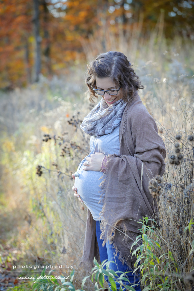 Babybauch Foto Shooting Bern im Herbstwald