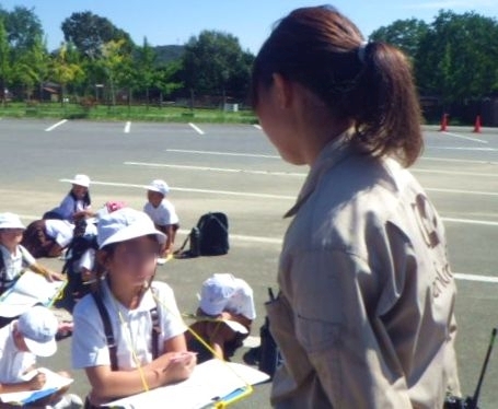 熱心にインタビューするAさん